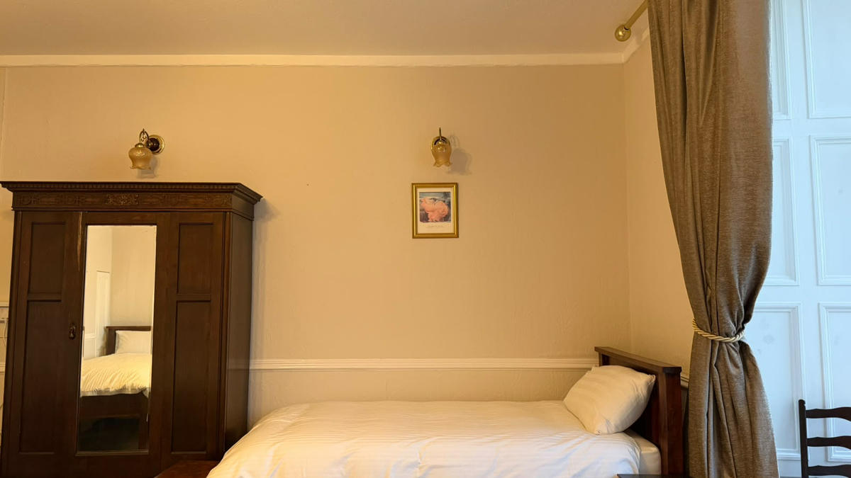 Guest room