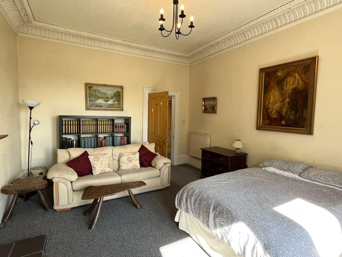 Bedroom / seating area