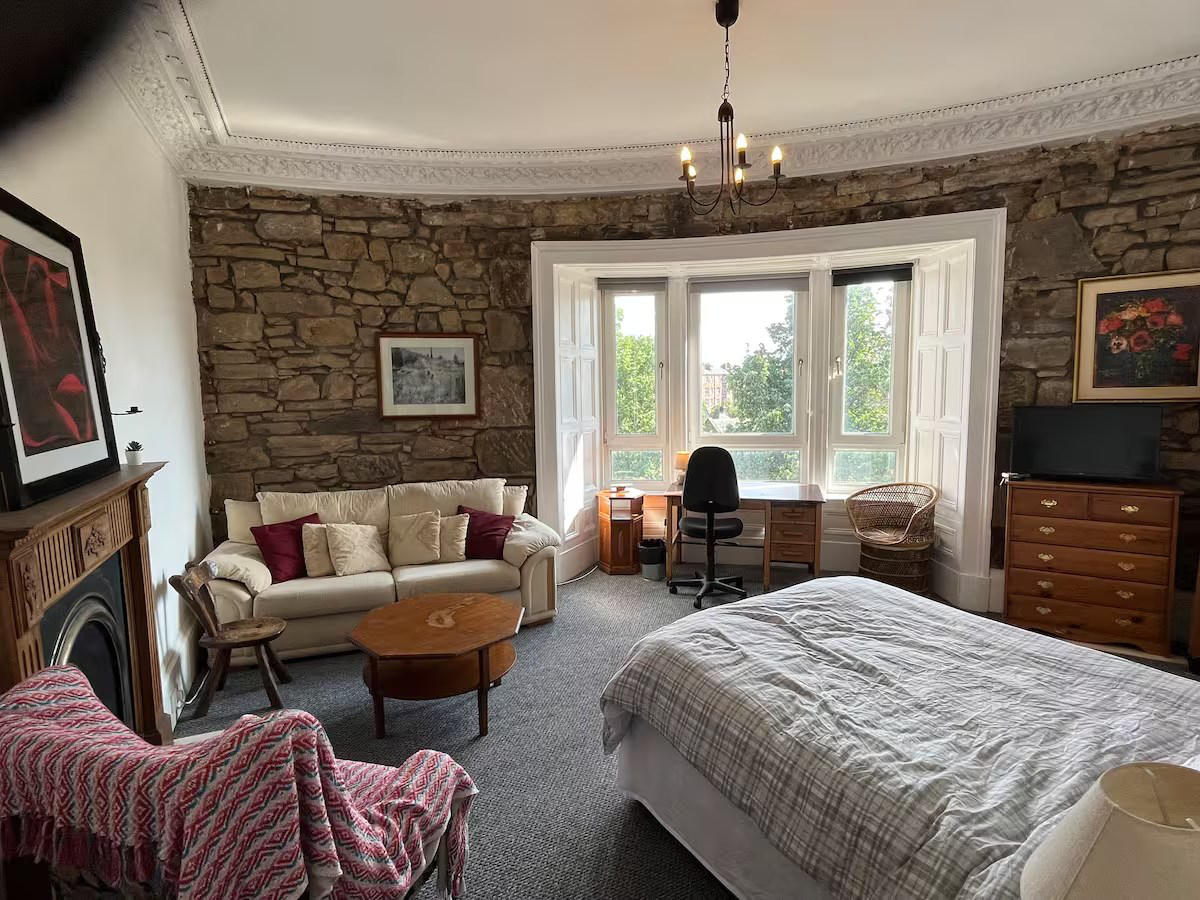 Bedroom / seating area