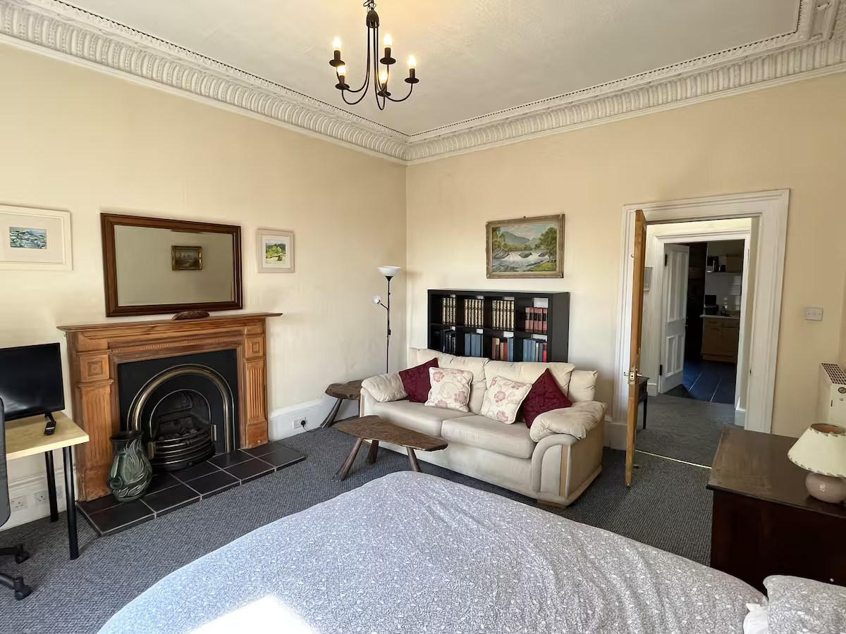 Bedroom / seating area