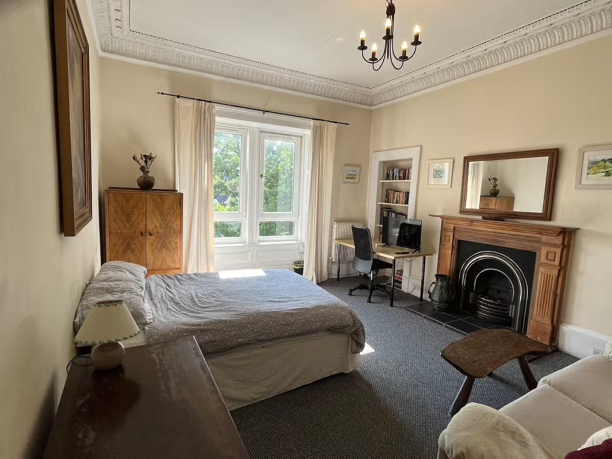 Bedroom / seating area
