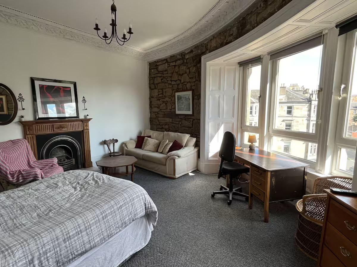 Bedroom / seating area