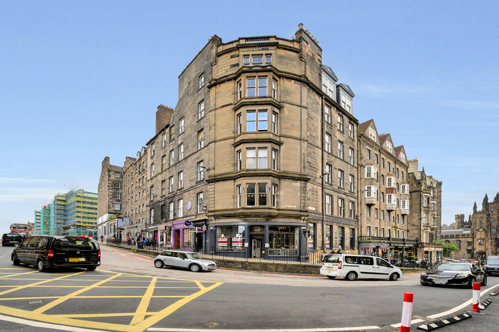 Bank St