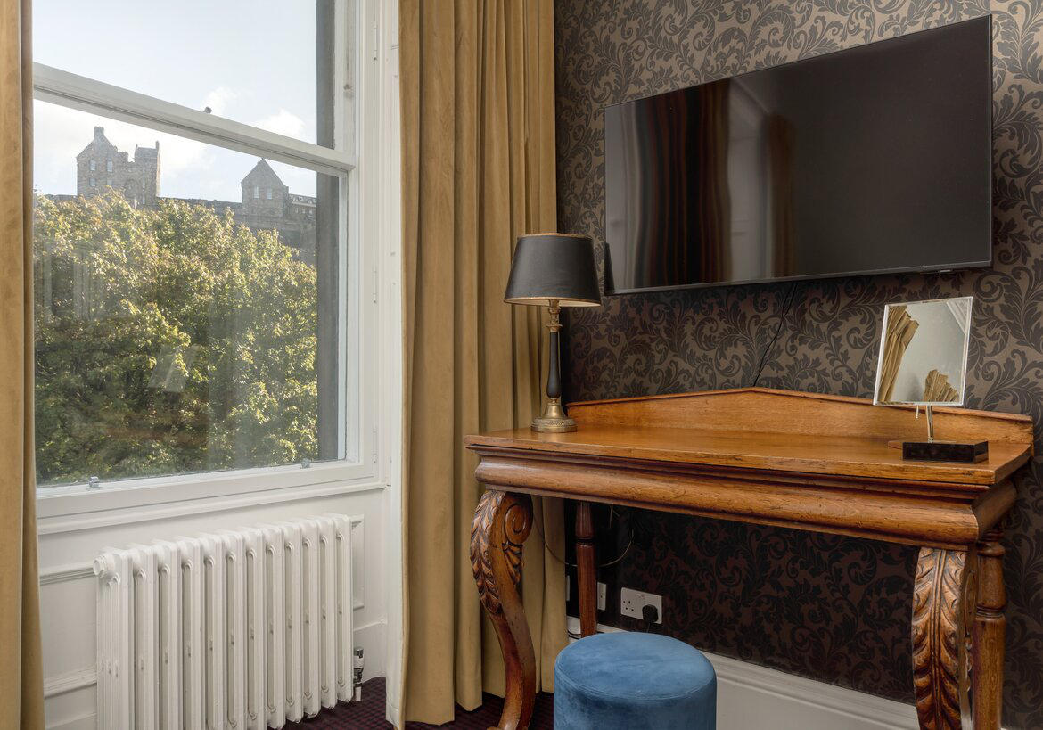 Double bedroom: workspace