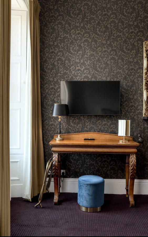 Double bedroom: Workspace