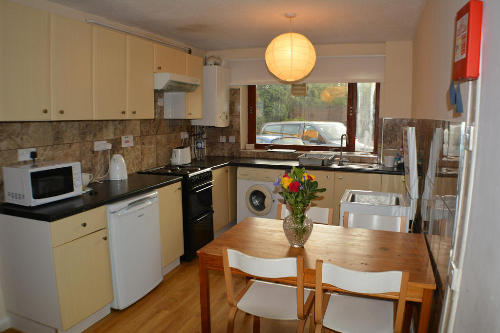 Kitchen & Dining Area