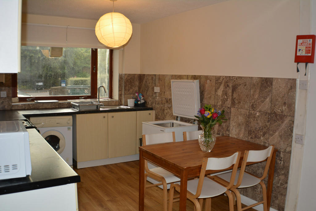 Kitchen & Dining Area