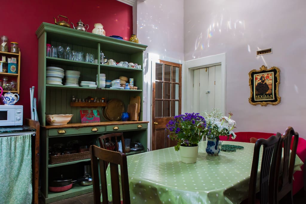 Kitchen & Dining Area