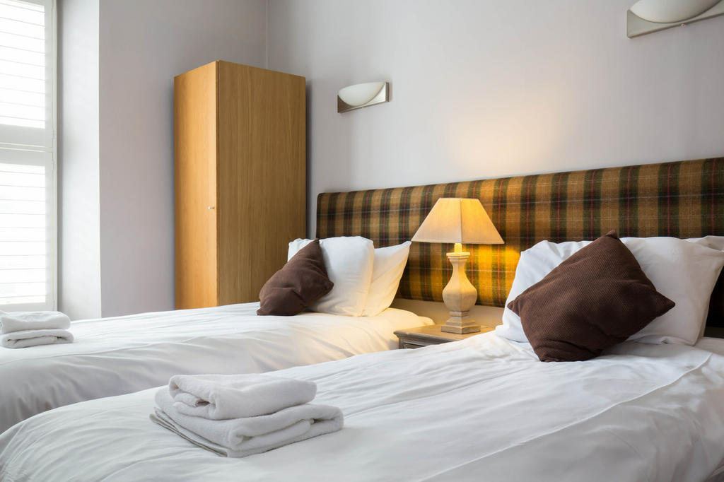 Twin bedroom (as 2 single beds)