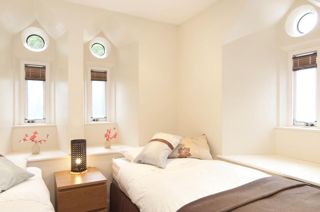 Twin bedroom