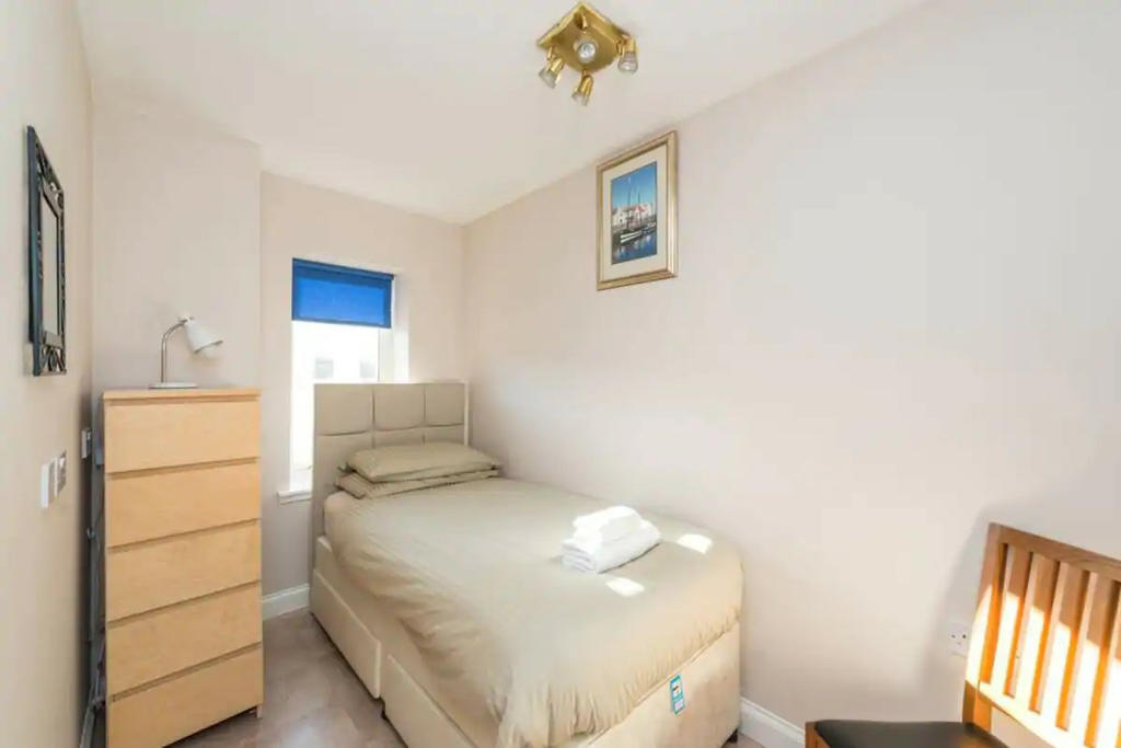 Single bedroom on 1st floor