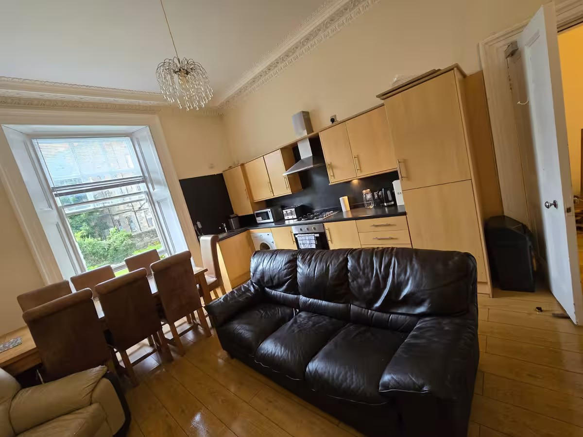 Living/Kitchen area