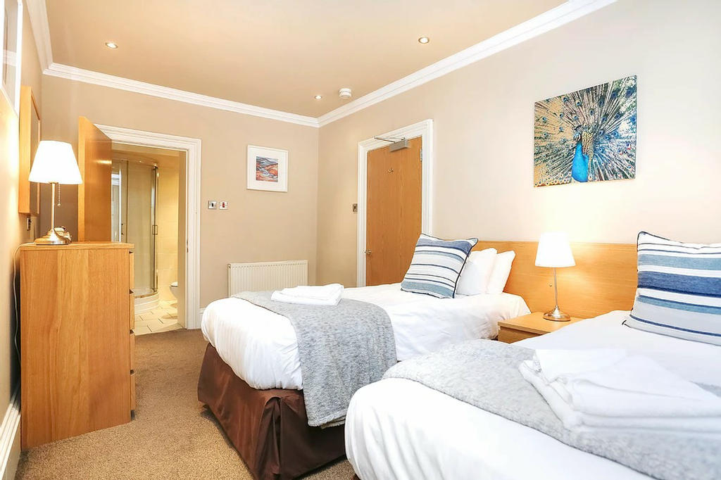 Bedroom 1 (en-suite with zip&link beds)