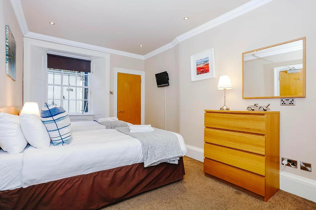Bedroom 1 (en-suite with zip&link beds)