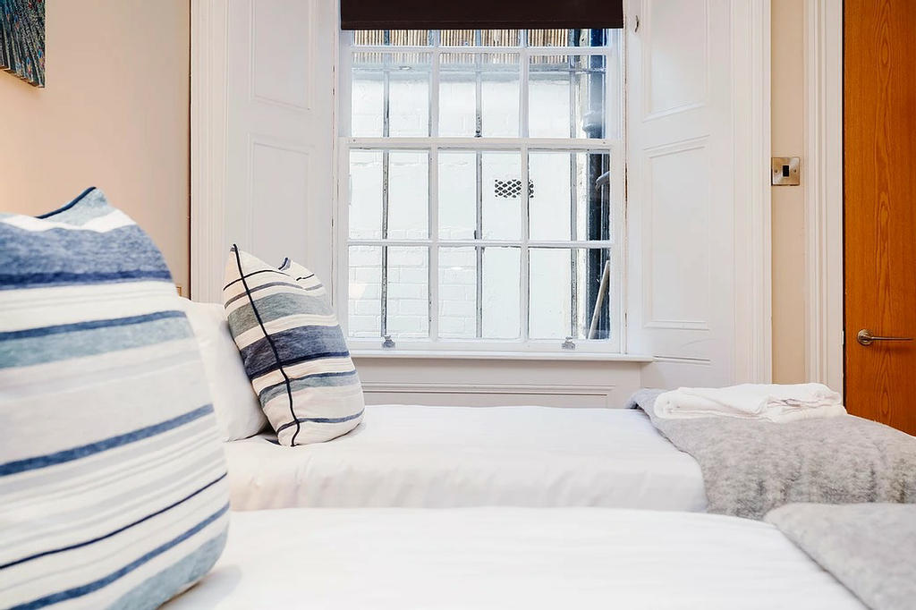 Bedroom 1 (en-suite with zip&link beds)