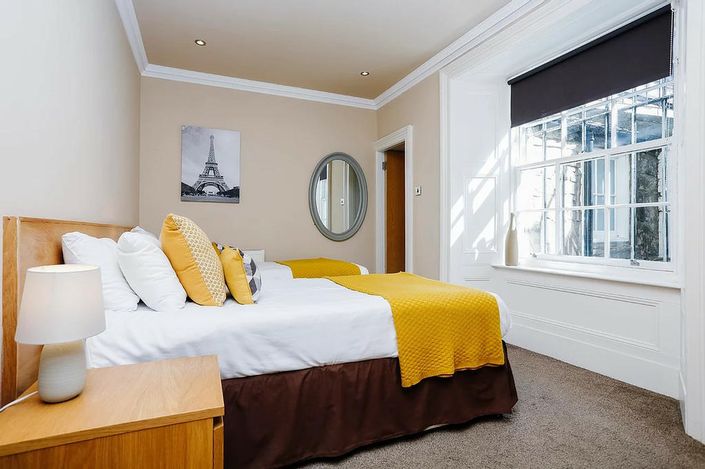 Bedroom 2 (en-suite with zip&link beds)