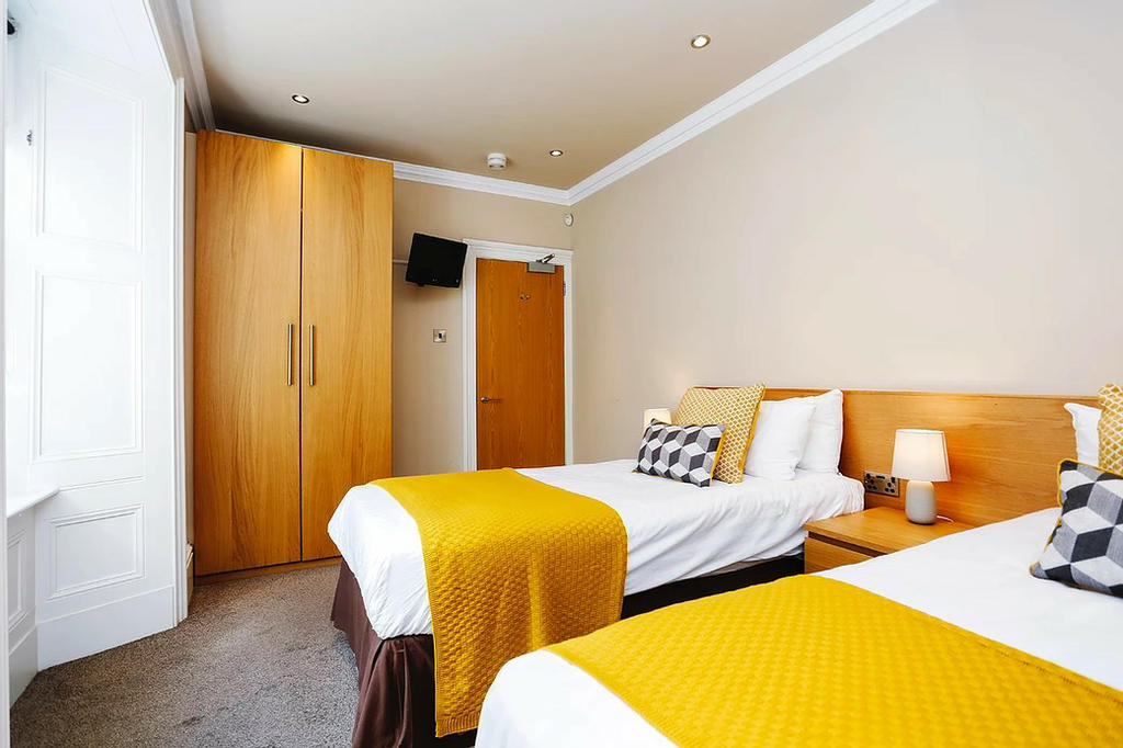 Bedroom 2 (en-suite with zip&link beds)