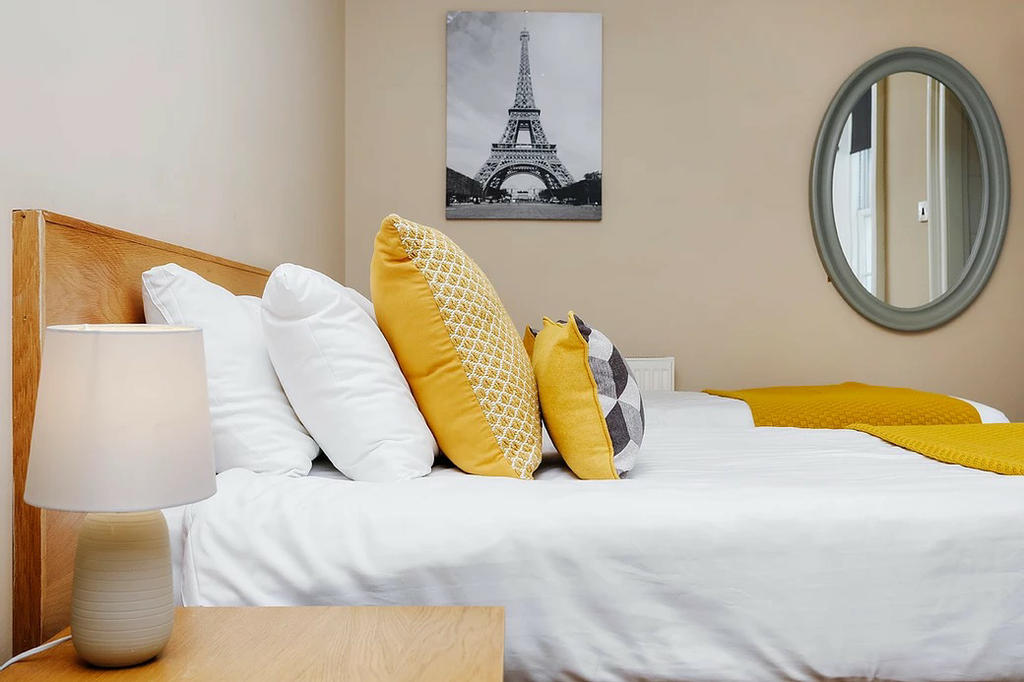 Bedroom 2 (en-suite with zip&link beds)