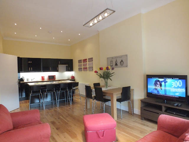 Open Plan Living Room & Kitchen