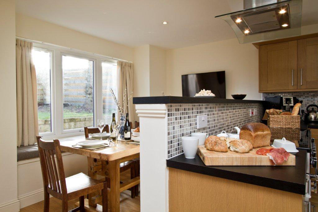 Kitchen & Dining Area