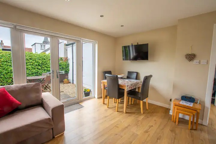 Extendable dining table, DAB radio, and TV with Netflix/Prime