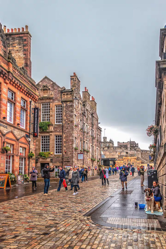 The short picturesque walk up the cobbled street to Edinburgh Castle from the apartment