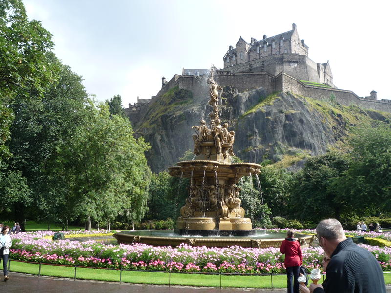 Princes Street fountain with Edinburgh Castle in the background