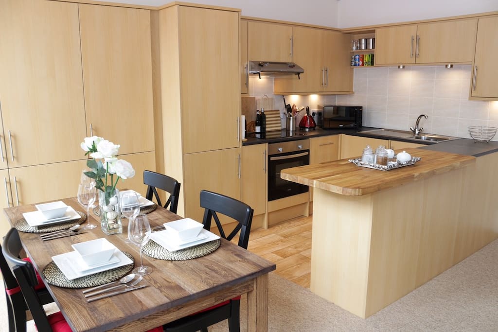 Dining Area & Kitchen